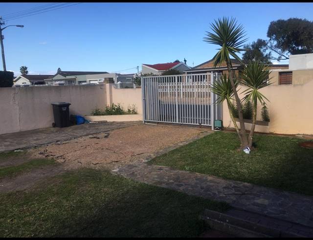 3 bed property to rent in GRASSY PARK